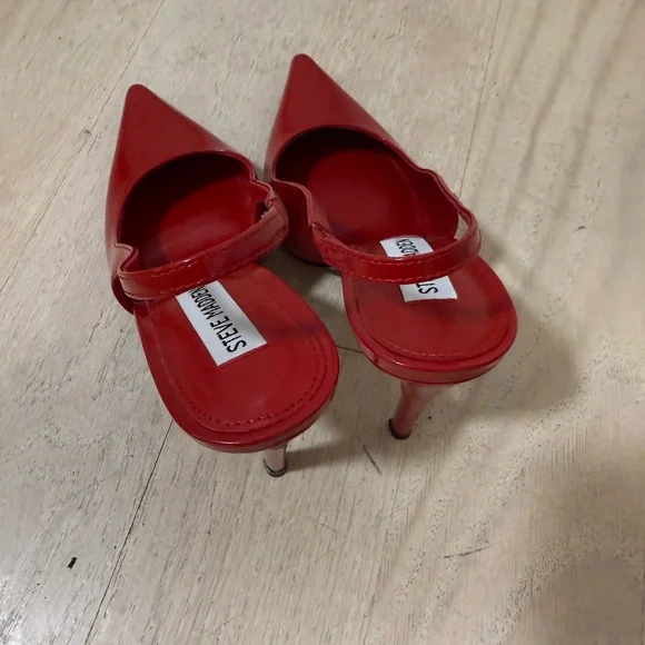 Steve Madden Reyes Red Heels - size 5 - Picture 5 of 10
